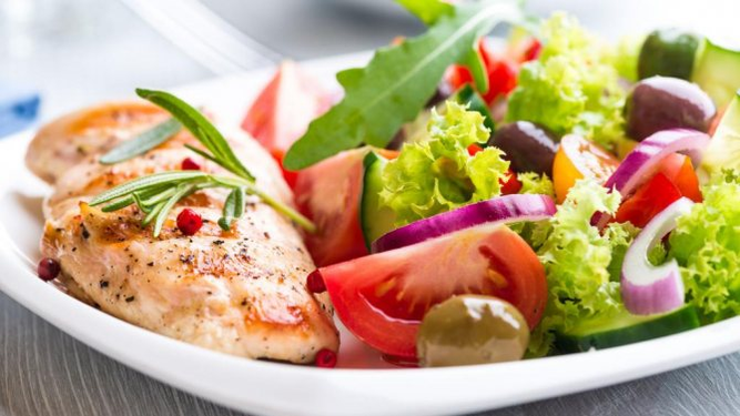sallatë me perime dhe peshk në një dietë proteinike