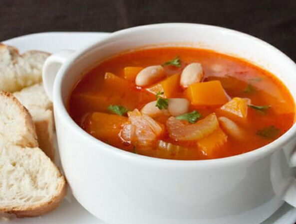 Supë selino është një pjatë e përzemërt në dietën e një diete të shëndetshme për humbje peshe