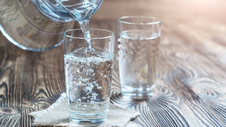 një gotë ujë për një dietë të pijshëm